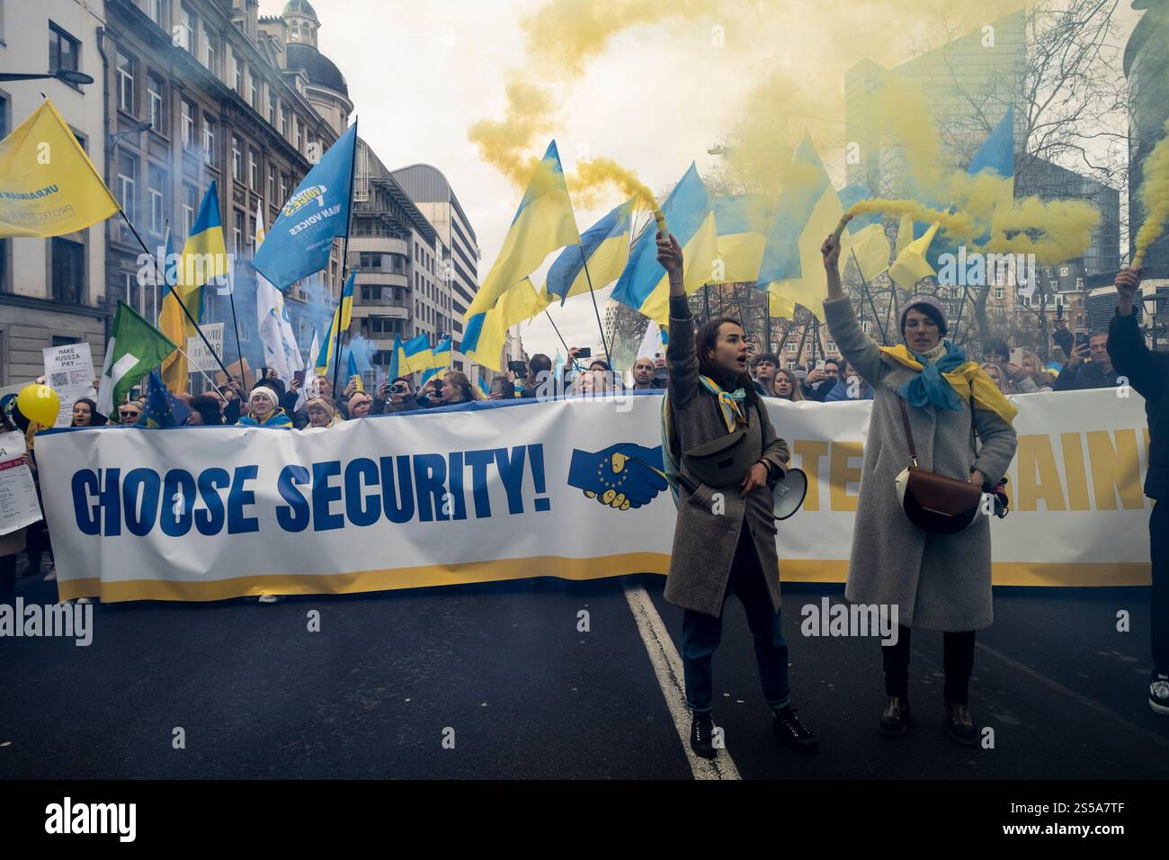 Belgio, Bruxelles, 25 febbraio 2024: Più di 3.500 persone si sono riunite per commemorare il secondo anniversario dell'inizio della guerra in Ucraina dopo il Foto Stock