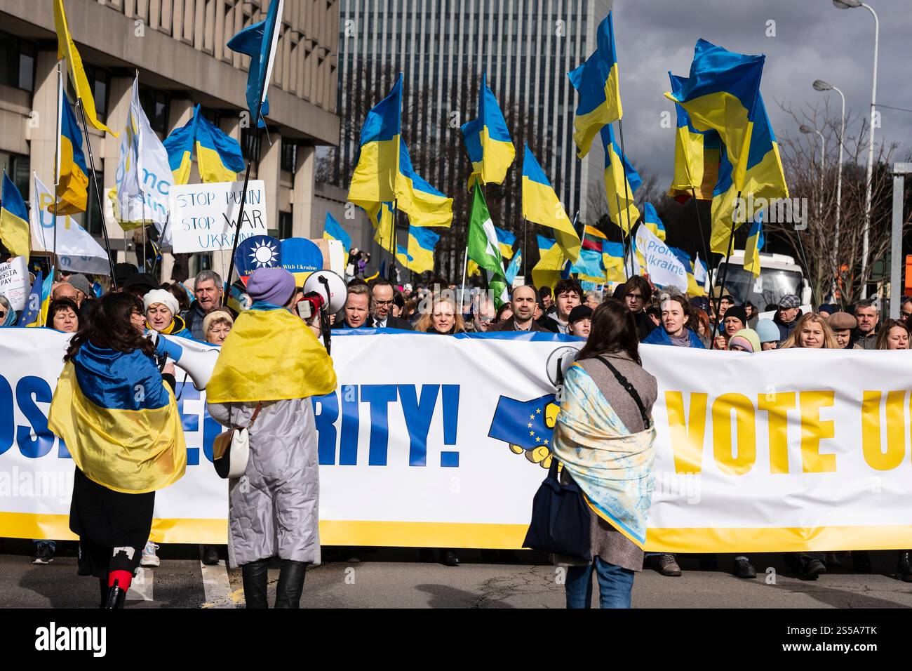 Belgio, Bruxelles, 25 febbraio 2024: Più di 3.500 persone si sono riunite per commemorare il secondo anniversario dell'inizio della guerra in Ucraina dopo il Foto Stock