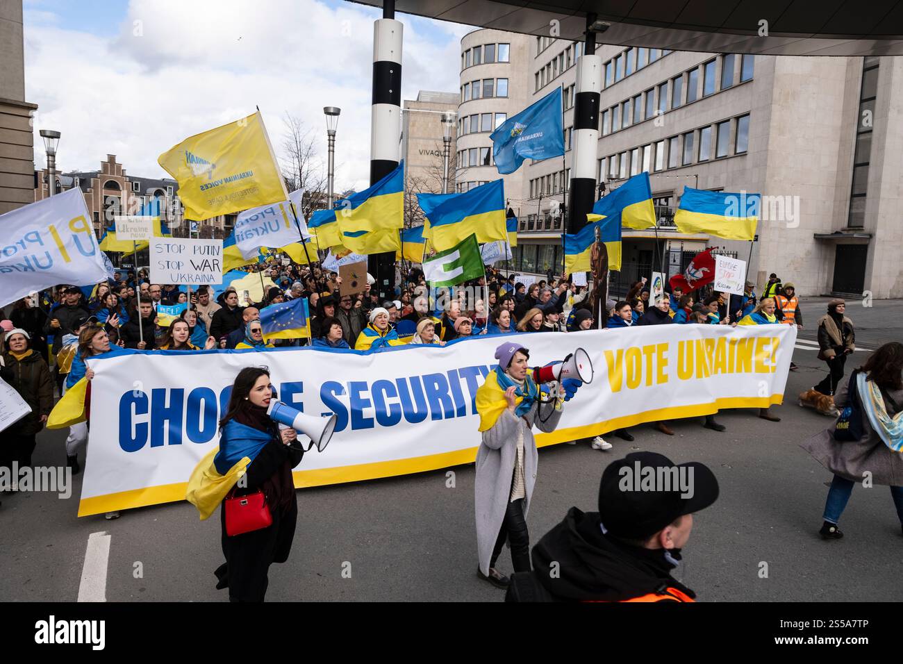 Belgio, Bruxelles, 25 febbraio 2024: Più di 3.500 persone si sono riunite per commemorare il secondo anniversario dell'inizio della guerra in Ucraina dopo il Foto Stock