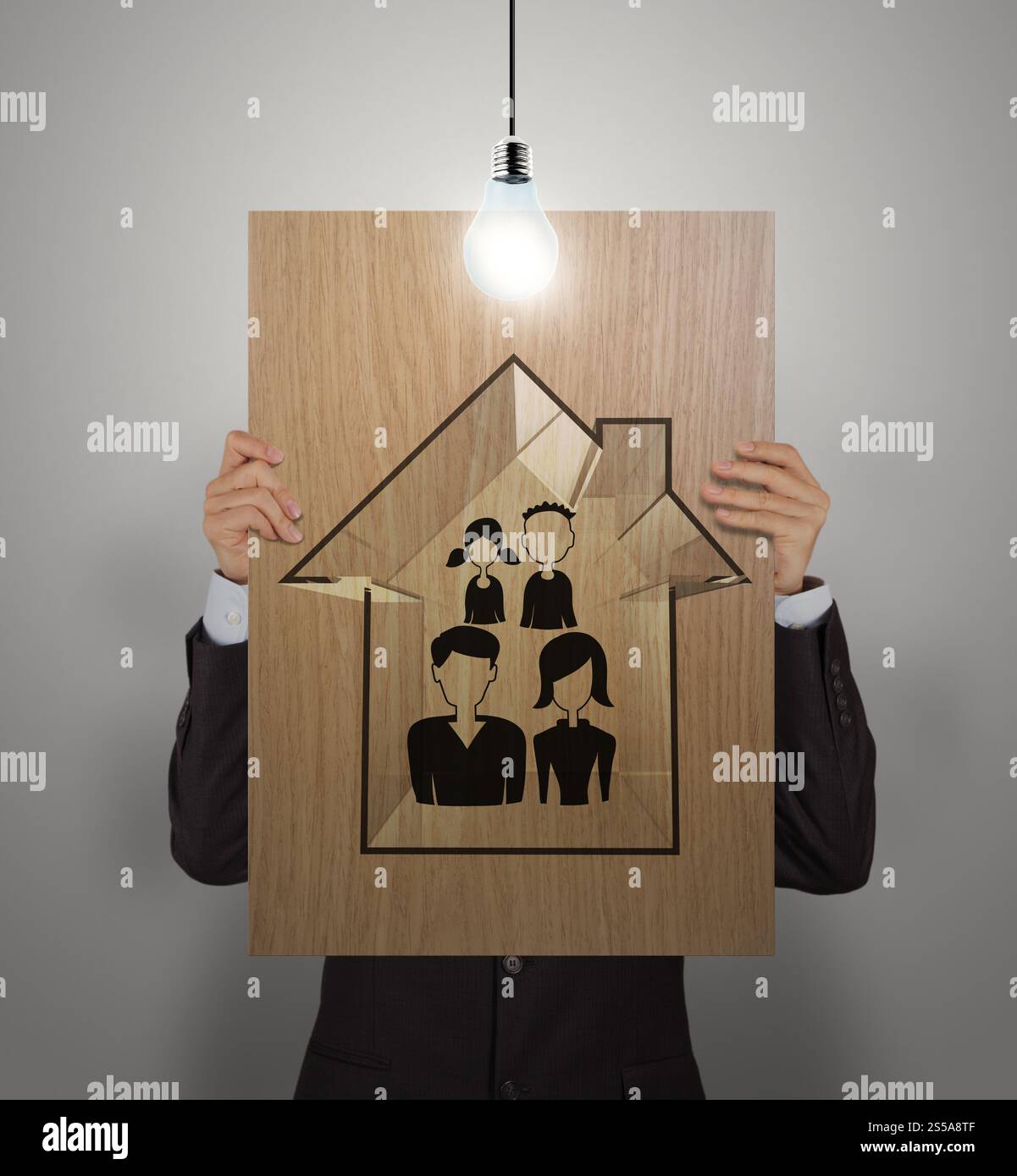 Imprenditore mostra disegnare a mano famiglia e casa sul poster di legno come il concetto di assicurazione Foto Stock