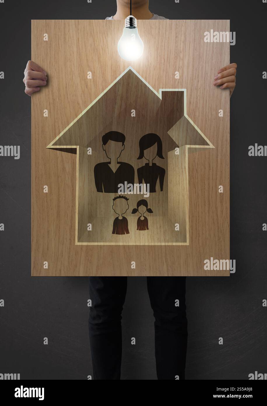 Man mano mostra disegnare famiglia e casa sul poster di legno come il concetto di assicurazione Foto Stock