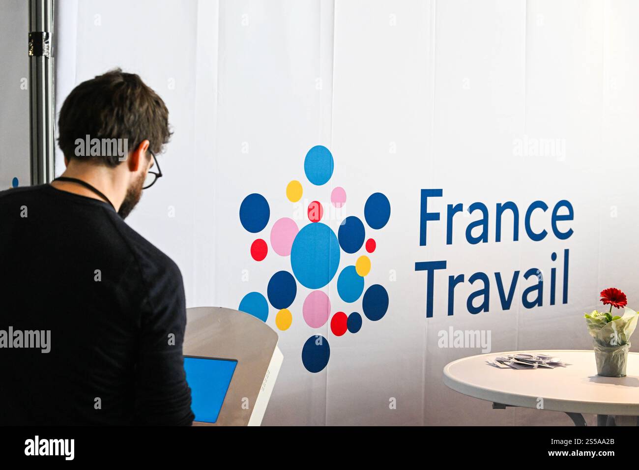 Grand-Quevilly (Francia settentrionale), il 14 marzo 2024: Stand di “France Travail” (Agenzia francese per l’impiego) alla fiera “Emplois en Seine”. Francia Foto Stock