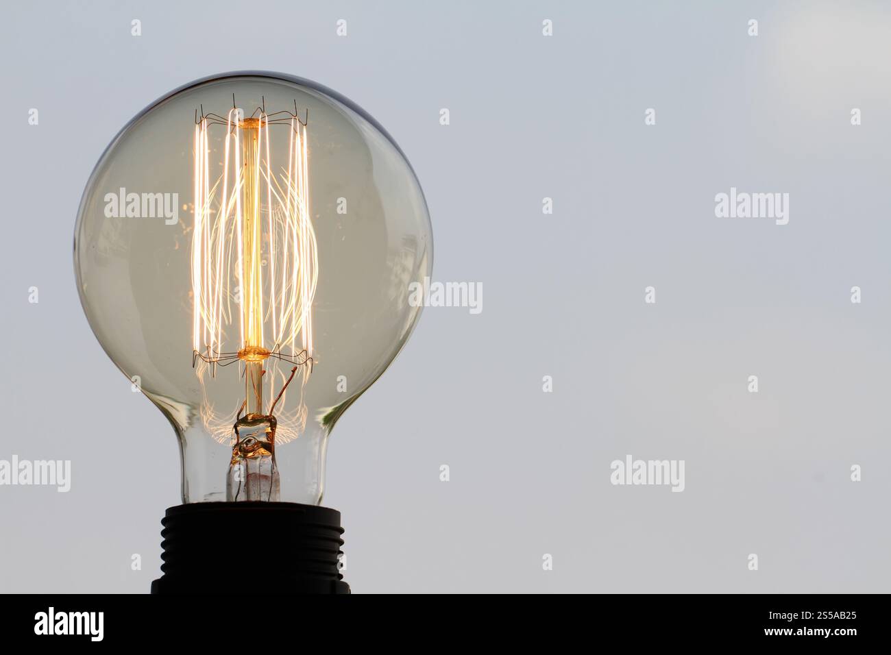 Vintage lampadina con copia spazio come concetto creativo Foto Stock