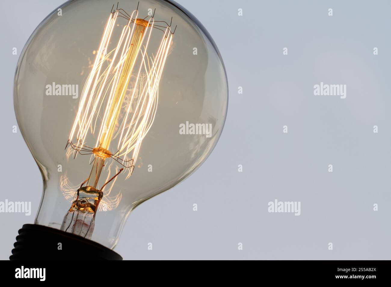 Vintage lampadina con copia spazio come concetto creativo Foto Stock