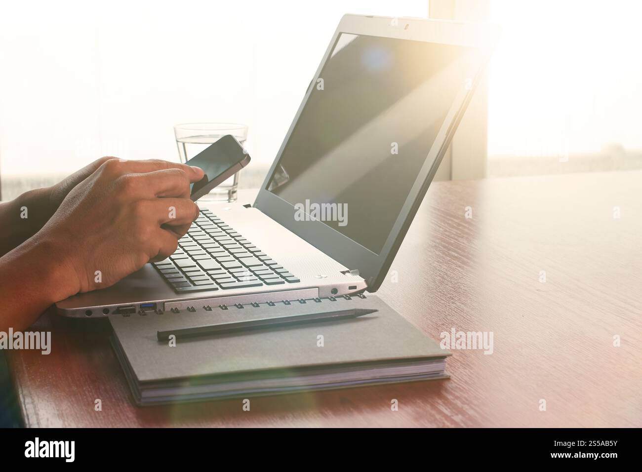 Close up di business man mano lavorando sul computer laptop sulla scrivania di legno come concetto con effetto a sopraggitto Foto Stock