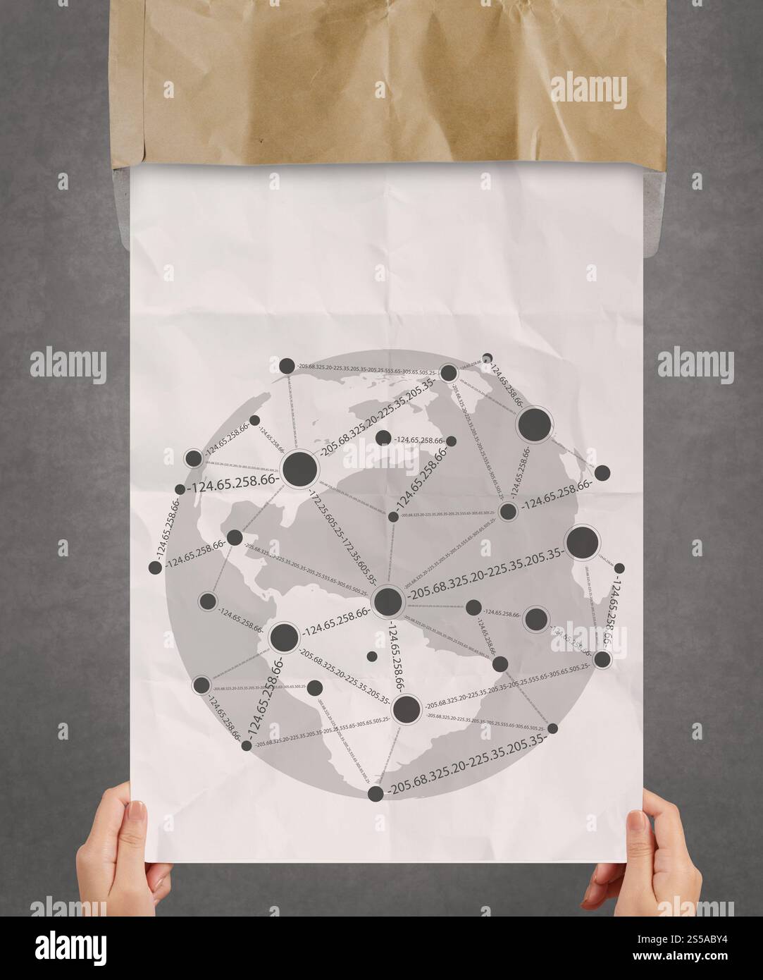 La mano che mostra i social media icona su carta sgualcita come concetto Foto Stock