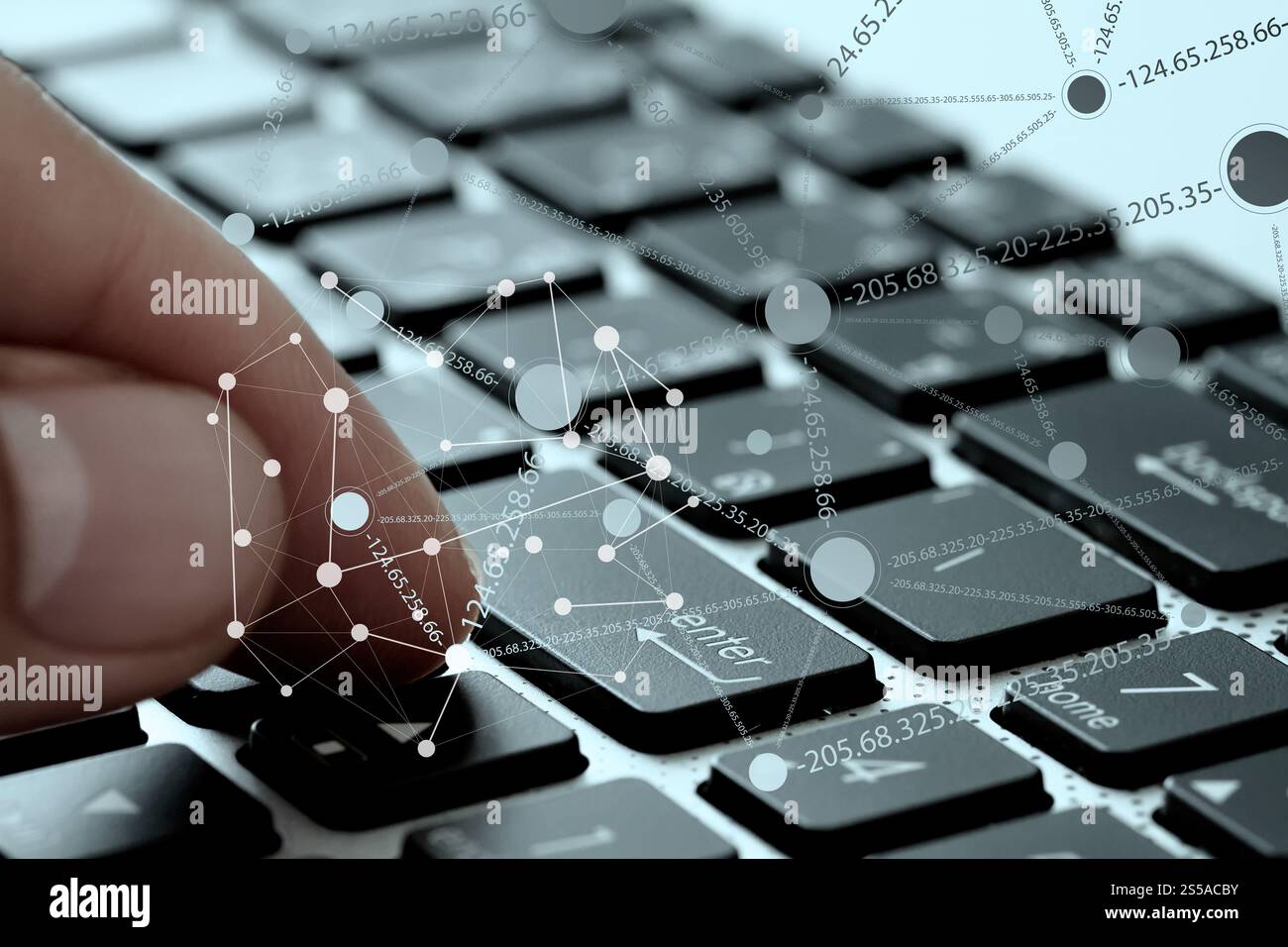 Close up di business uomo al lavoro su un computer portatile con i social media diagramma come concetto Foto Stock