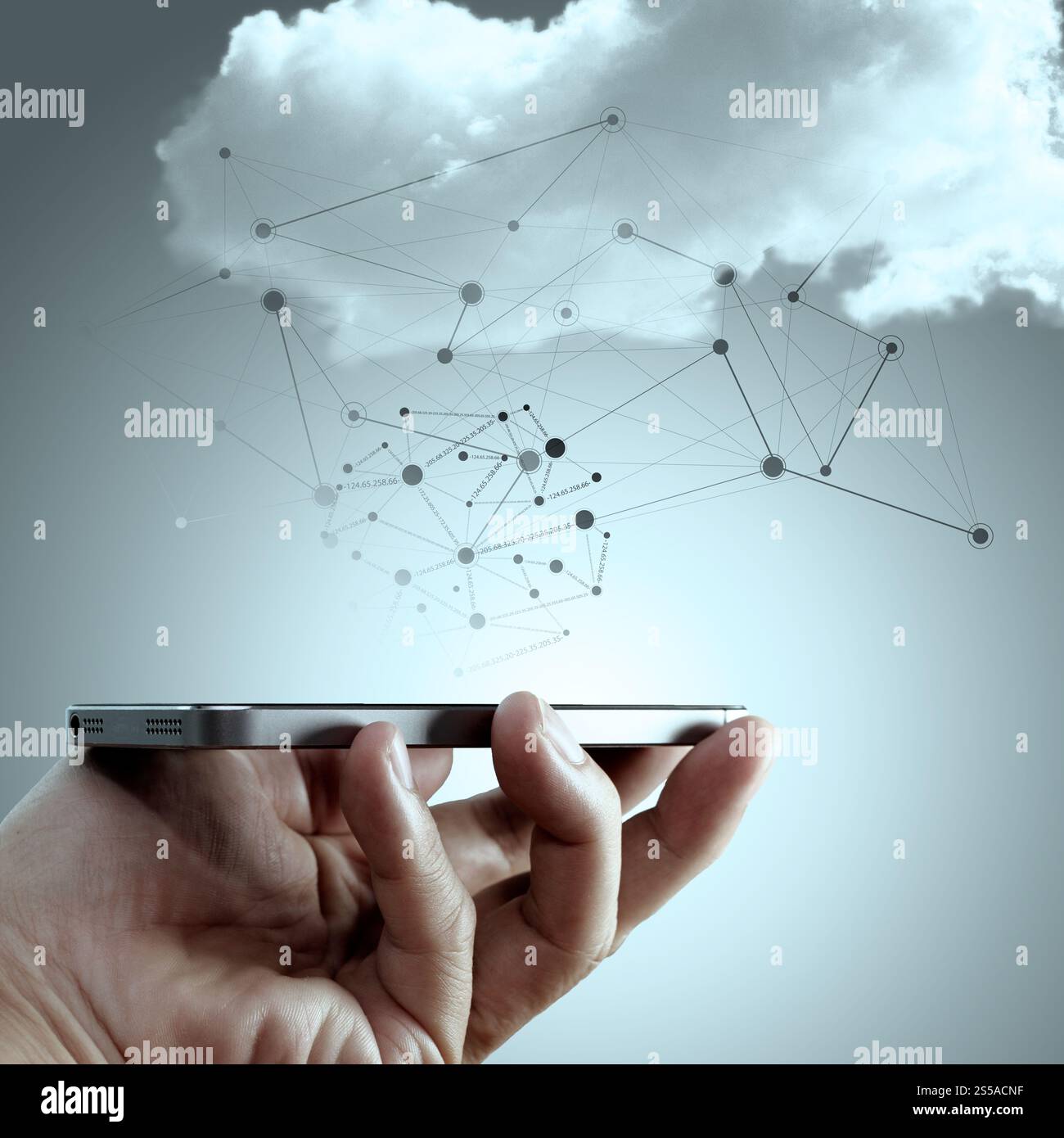 Mano che tiene il telefono cellulare con i social media schema rete- concetto di comunicazione in rete nel cloud Foto Stock