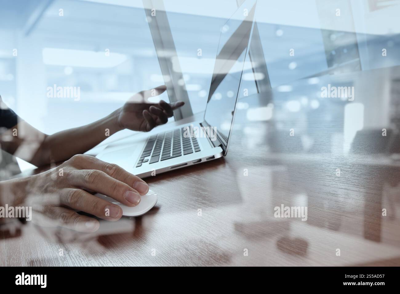 Doppia esposizione di business man mano lavorando sul computer laptop sulla scrivania di legno come concetto Foto Stock