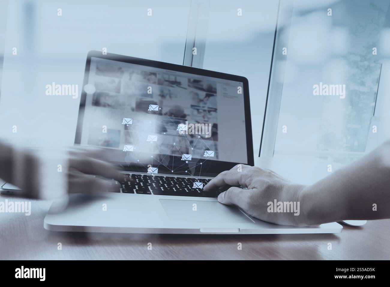 Doppia esposizione di imprenditore lavora a mano con il nuovo computer moderno e strategia aziendale con lo schema di posta elettronica come concetto Foto Stock