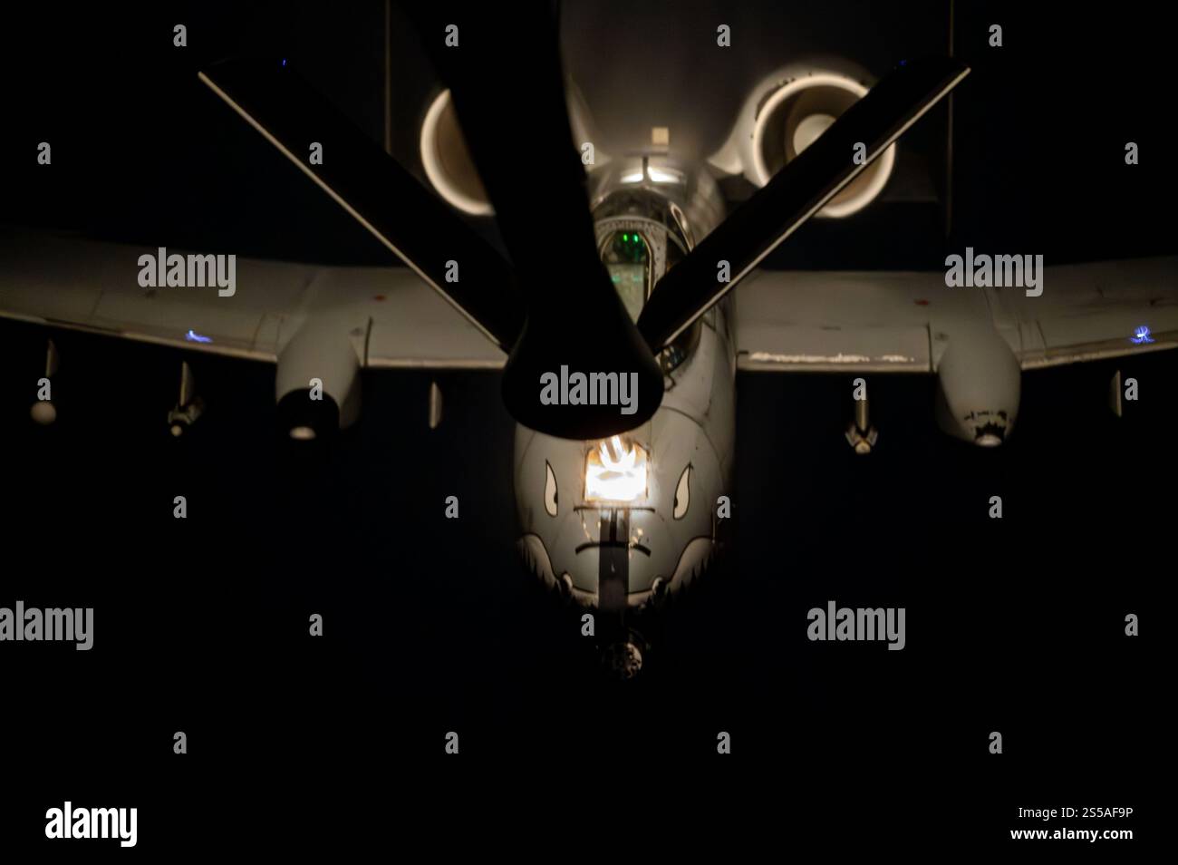 Il fuoco di Sant'Elmo, un fenomeno meteorologico osservabile nei campi elettrici atmosferici, lampeggia sulle ali di un A-10 Thunderbolt II durante il refu aereo Foto Stock