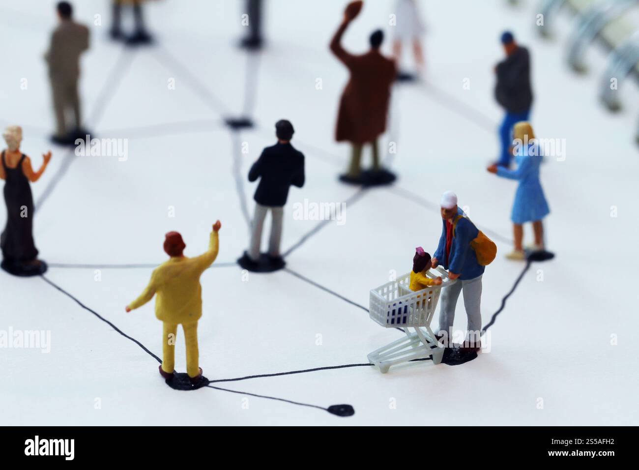 Close up di persone in miniatura con sociale schema di rete sul notebook aperto sulla scrivania di legno come i social media concept Foto Stock