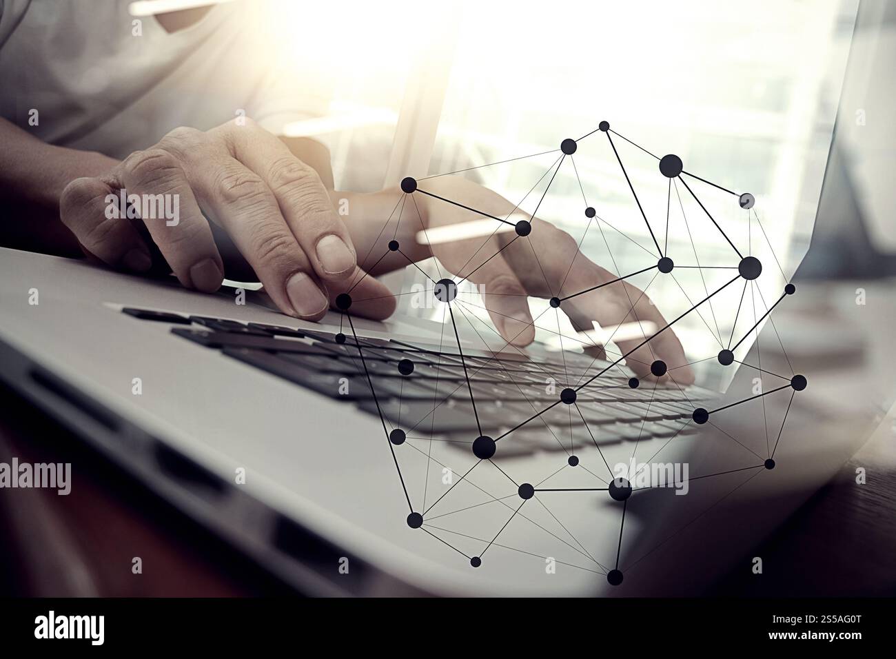Business man mano lavorando sul computer laptop sulla scrivania di legno come concetto, giovane studente digitando su computer seduti al tavolo di legno Foto Stock