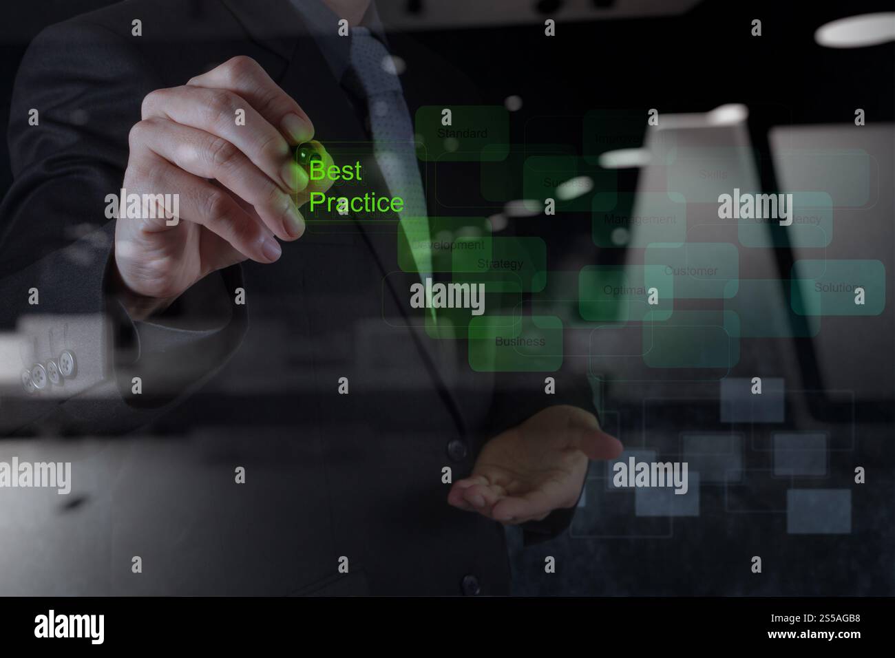 Doppia esposizione di imprenditore disegna a mano le migliori prassi parola sulla schermata virtuale come concetto Foto Stock