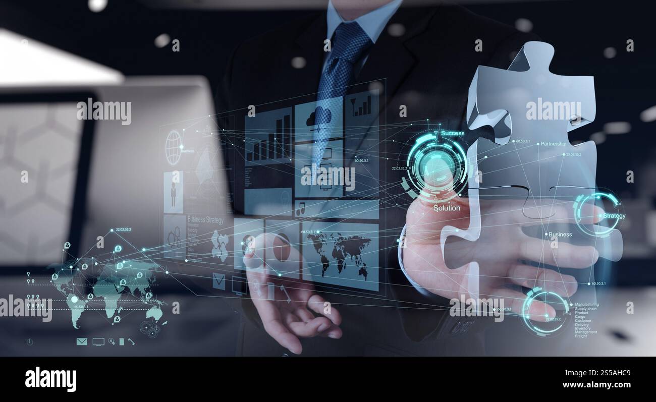 La doppia esposizione di imprenditore della lavorazione manuale con interfaccia computer mostrano puzzle come concetto di partenariato Foto Stock