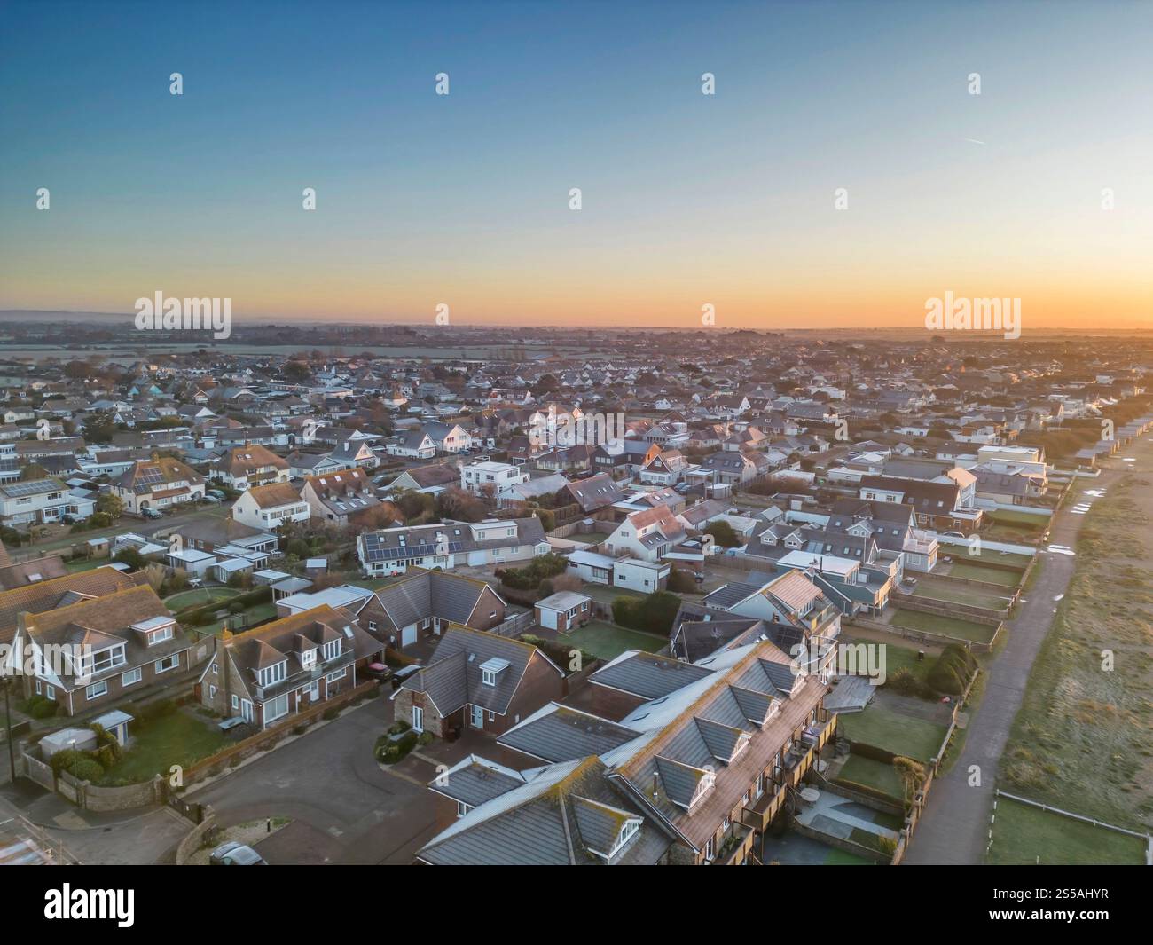 Vista aerea di est che brilla all'alba guardando verso la città nel West Sussex Foto Stock