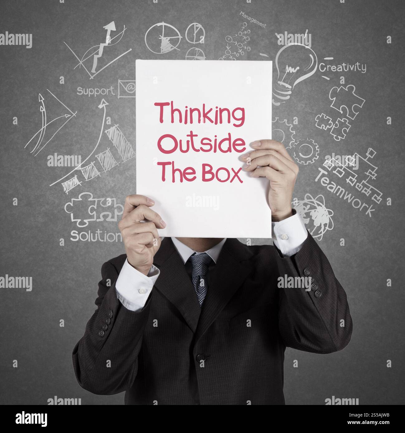Imprenditore mano mostra libro di pensare al di fuori della scatola come concetto Foto Stock