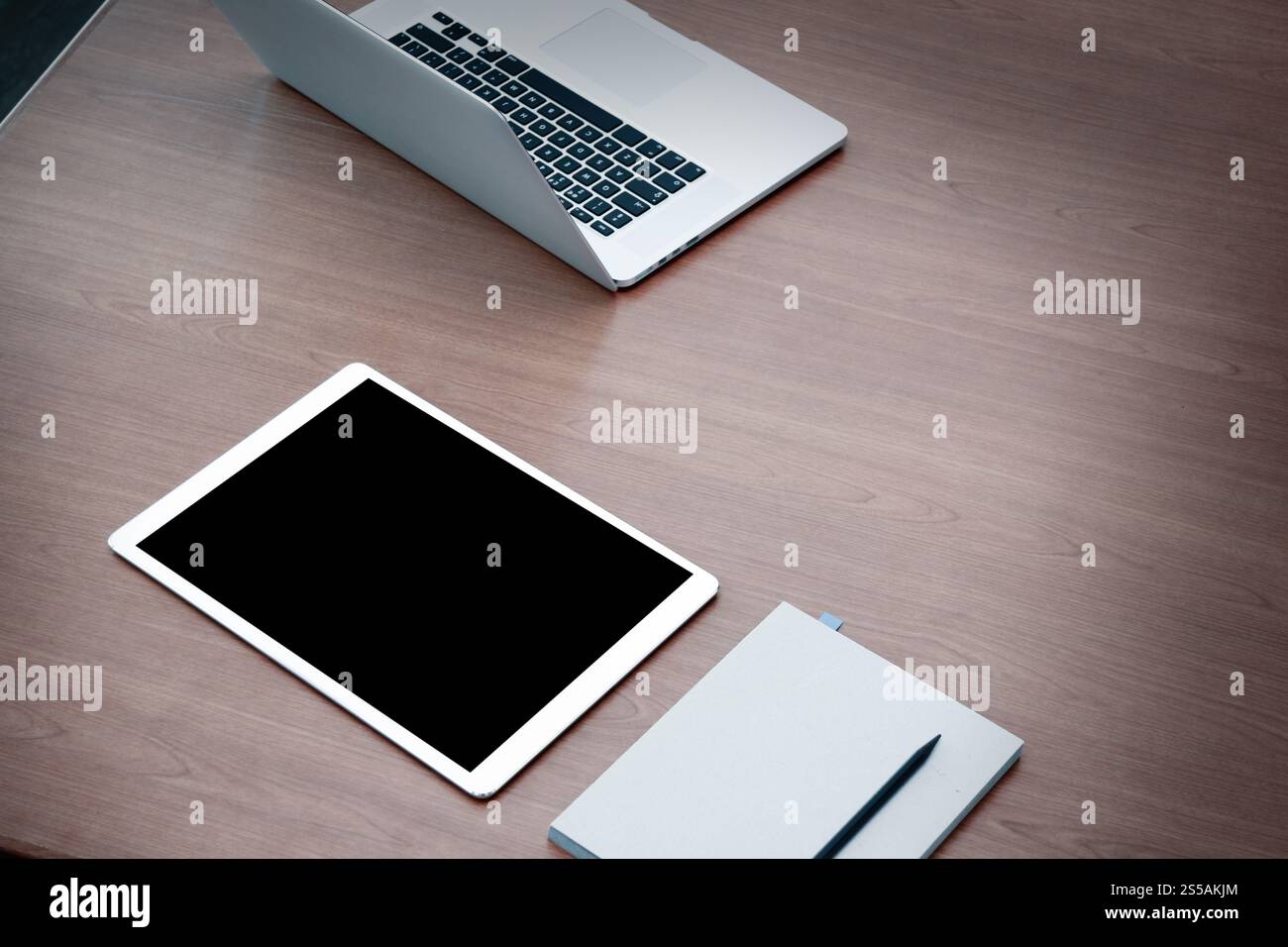 Stazione di lavoro open portatile con schermo vuoto digitale compressa sulla scrivania in legno Foto Stock