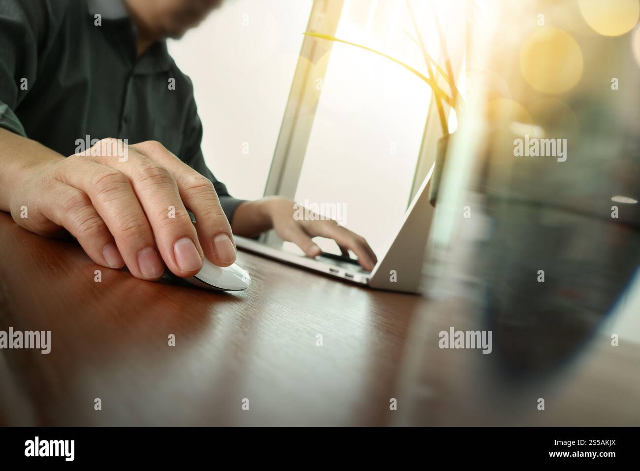 Business man mano lavorando sul computer portatile digitale con la strategia di business schema sulla scrivania di legno come concetto Foto Stock