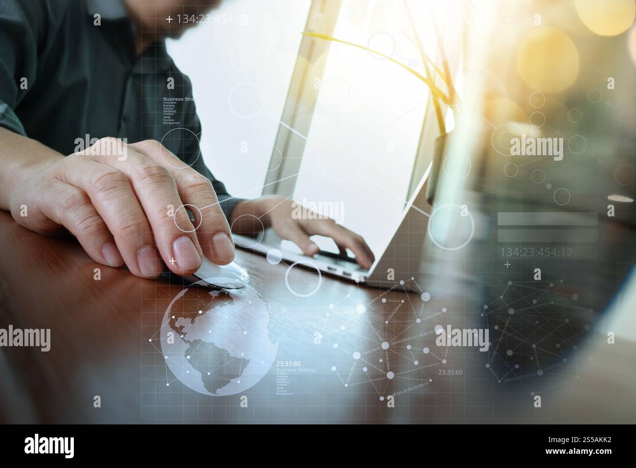 Business man mano lavorando sul computer portatile digitale con la strategia di business schema sulla scrivania di legno come concetto Foto Stock