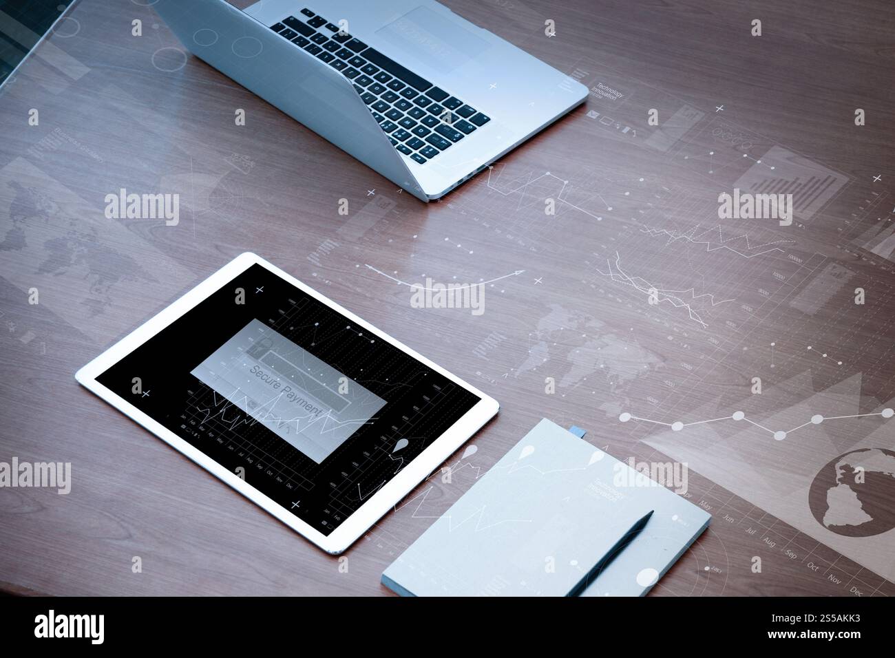 Postazione di lavoro computer portatile aperto con tablet digitale pagamento sicuro sullo schermo su una scrivania in legno Foto Stock