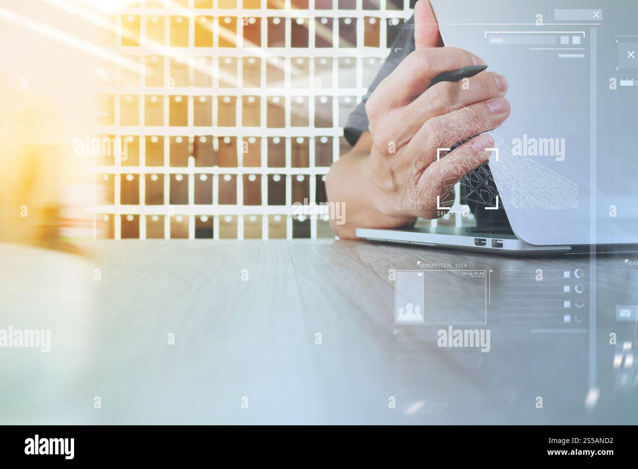 Interior designer della lavorazione manuale del computer portatile e il design digitale schema e lo strato di materiale campione su scrivania in legno come concetto Foto Stock