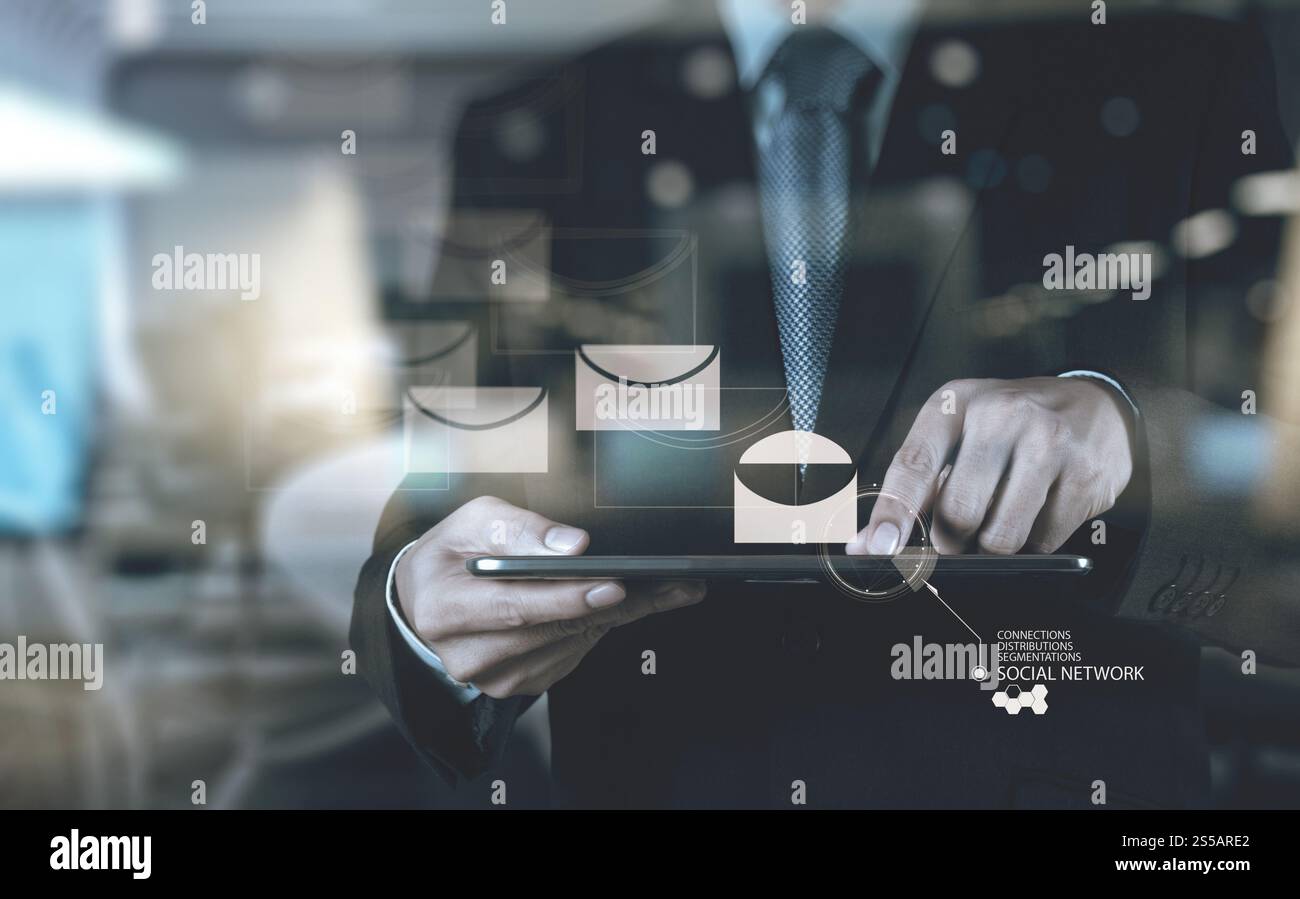 La doppia esposizione di imprenditore mano utilizzare smart phone computer con icona posta elettronica come concetto Foto Stock