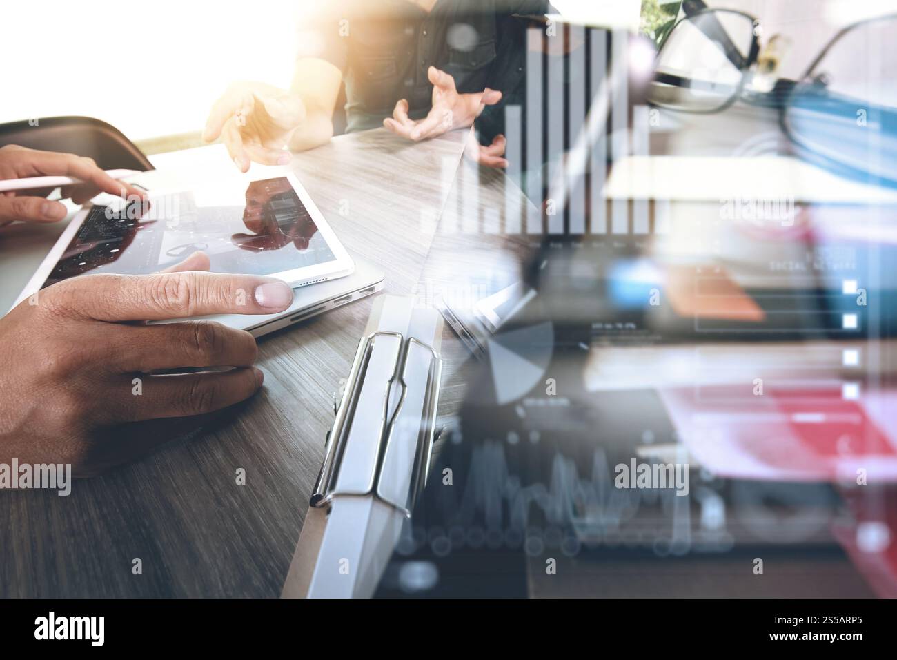 Imprenditore rendendo la presentazione con i suoi colleghi e business digitale tablet computer in ufficio come concetto Foto Stock