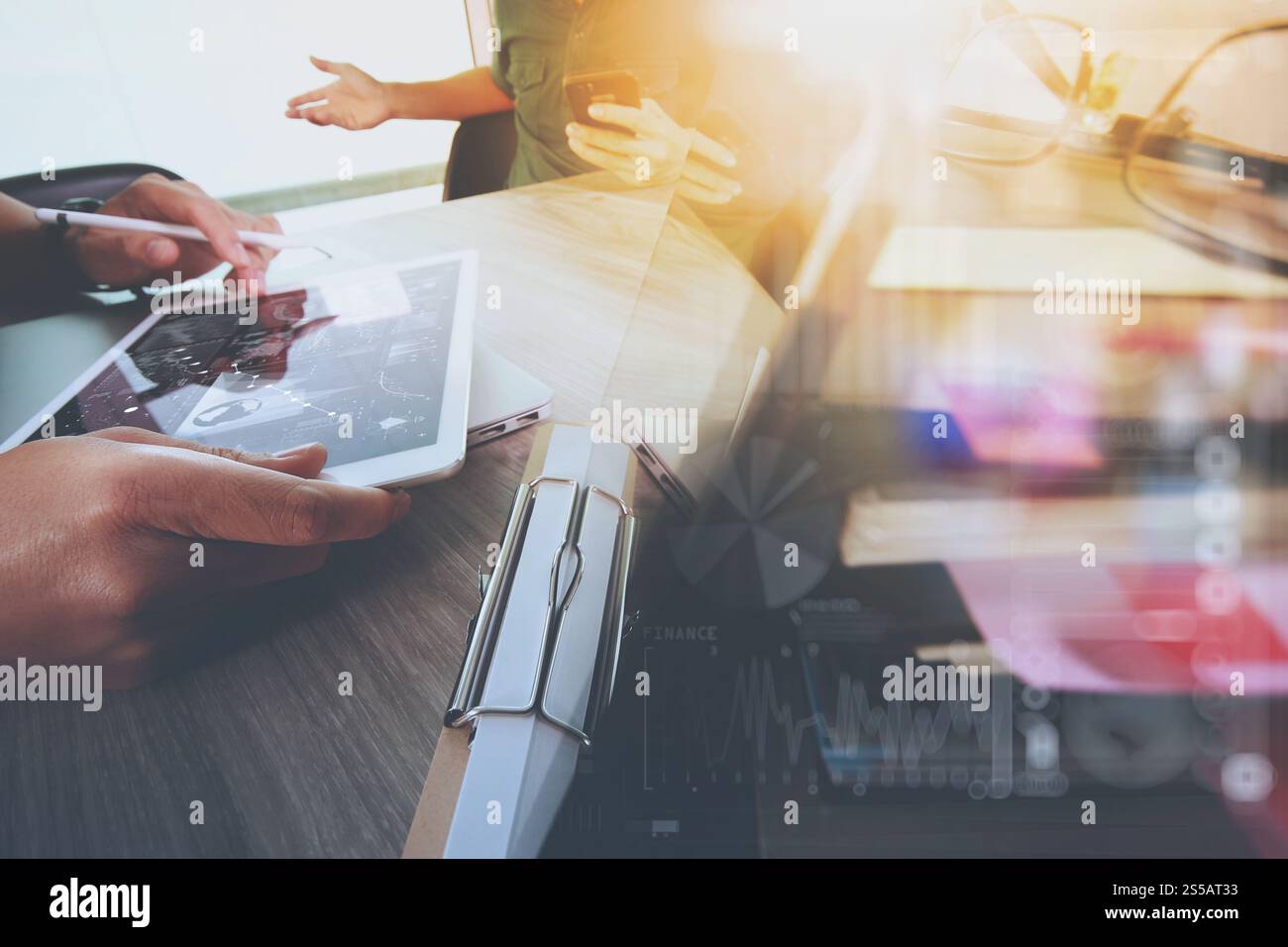 Imprenditore rendendo la presentazione con i suoi colleghi e business digitale tablet computer in ufficio come concetto Foto Stock