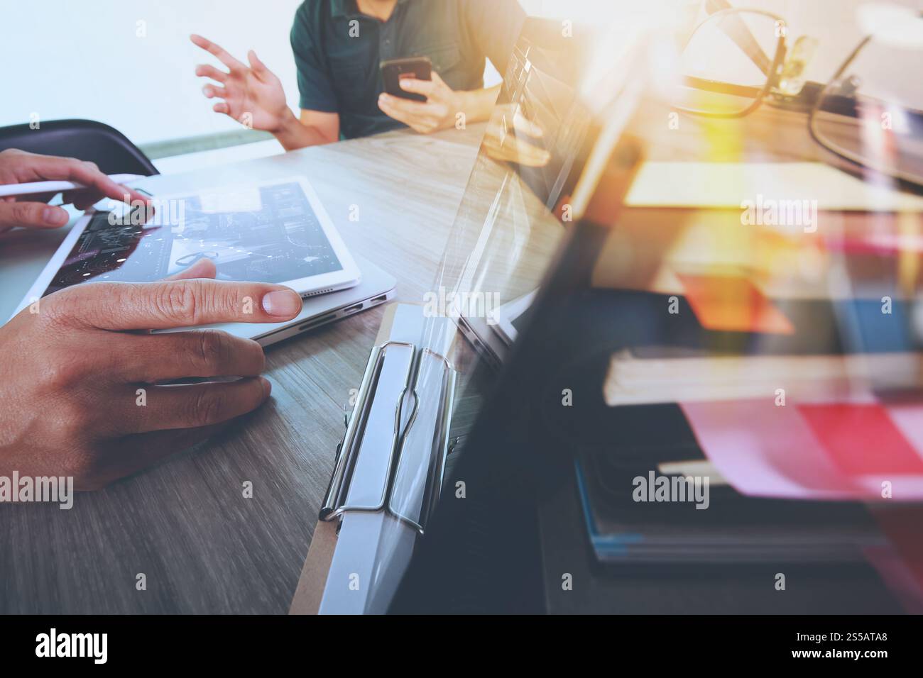 Imprenditore rendendo la presentazione con i suoi colleghi e business digitale tablet computer in ufficio come concetto Foto Stock