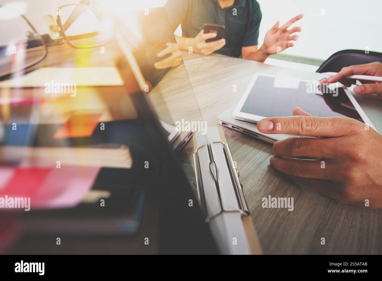 Imprenditore rendendo la presentazione con i suoi colleghi e business digitale tablet computer in ufficio come concetto Foto Stock