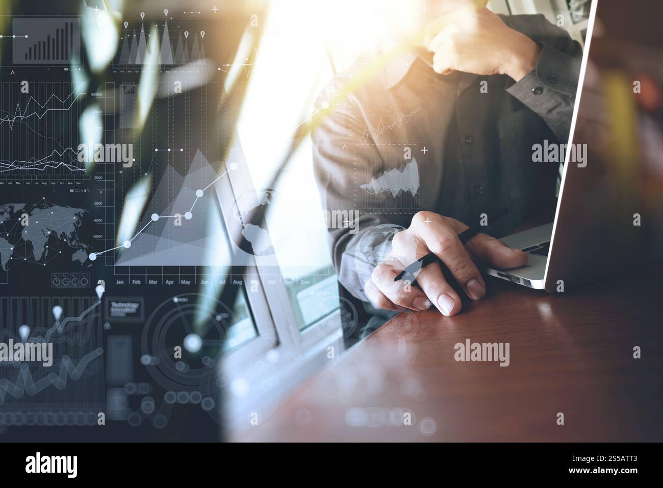 Progettista della lavorazione manuale del portatile con pianta verde in primo piano sulla scrivania di legno in office Foto Stock