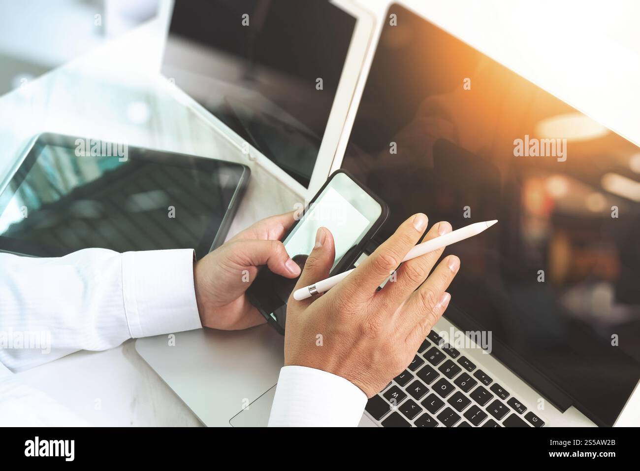 Un uomo d'affari che tocca a mano un tablet digitale. Responsabile della finanza fotografica che lavora presso il nuovo ufficio del progetto di investimento. Utilizzo di un nuovo dispositivo tecnologico. effetto luce solare Foto Stock