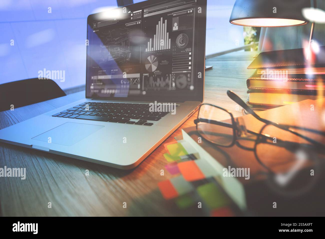 Postazione di lavoro con computer portatili e smart phone sul tavolo di legno Foto Stock