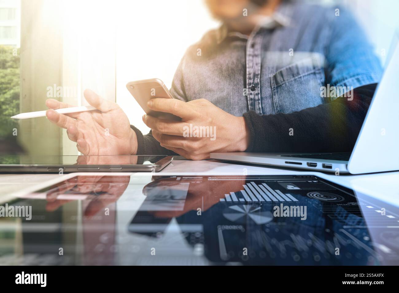Lavoro di squadra concetto,imprenditore mano frequentando video conferenza in ufficio moderno.Digital tablet notebook computer design smart phone utilizzando. Effetti di Sun Foto Stock