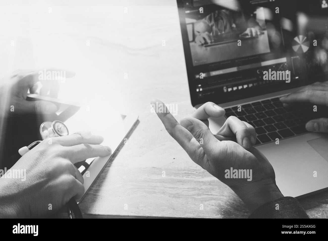 Concetto di team di rete per la tecnologia medica. Mano del medico che lavora con smartphone moderno tablet digitale e computer portatile con grafico Foto Stock