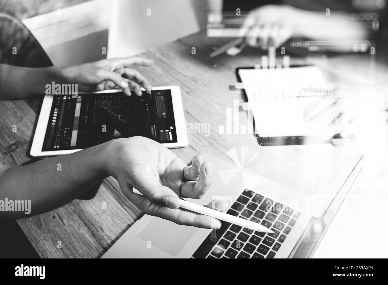 Riunione del team aziendale presente. Investitore fotografico professionista che lavora con un nuovo progetto di startup. Riunione dei responsabili finanziari. Computer portatile tablet digitale Foto Stock