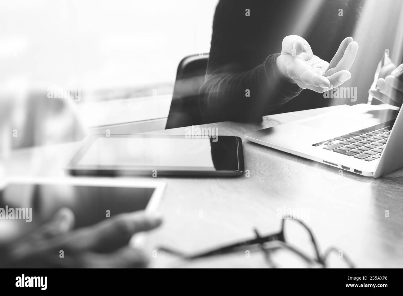 Riunione del team aziendale presente. Investitore fotografico professionista che lavora con un nuovo progetto di startup. Riunione dei responsabili finanziari. Computer portatile tablet digitale Foto Stock