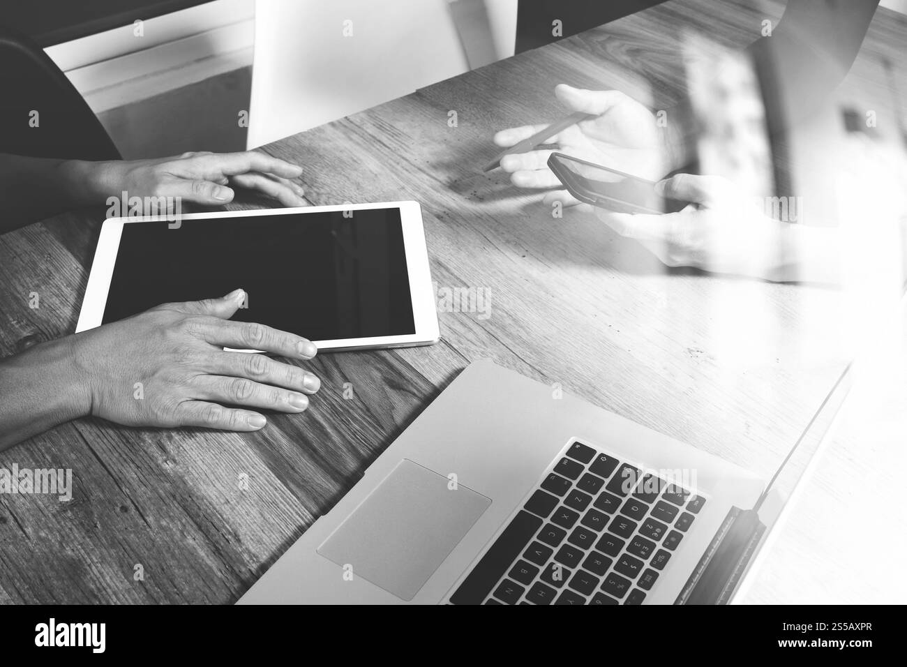 Riunione del team aziendale presente. Investitore fotografico professionista che lavora con un nuovo progetto di startup. Riunione dei responsabili finanziari. Computer portatile tablet digitale Foto Stock