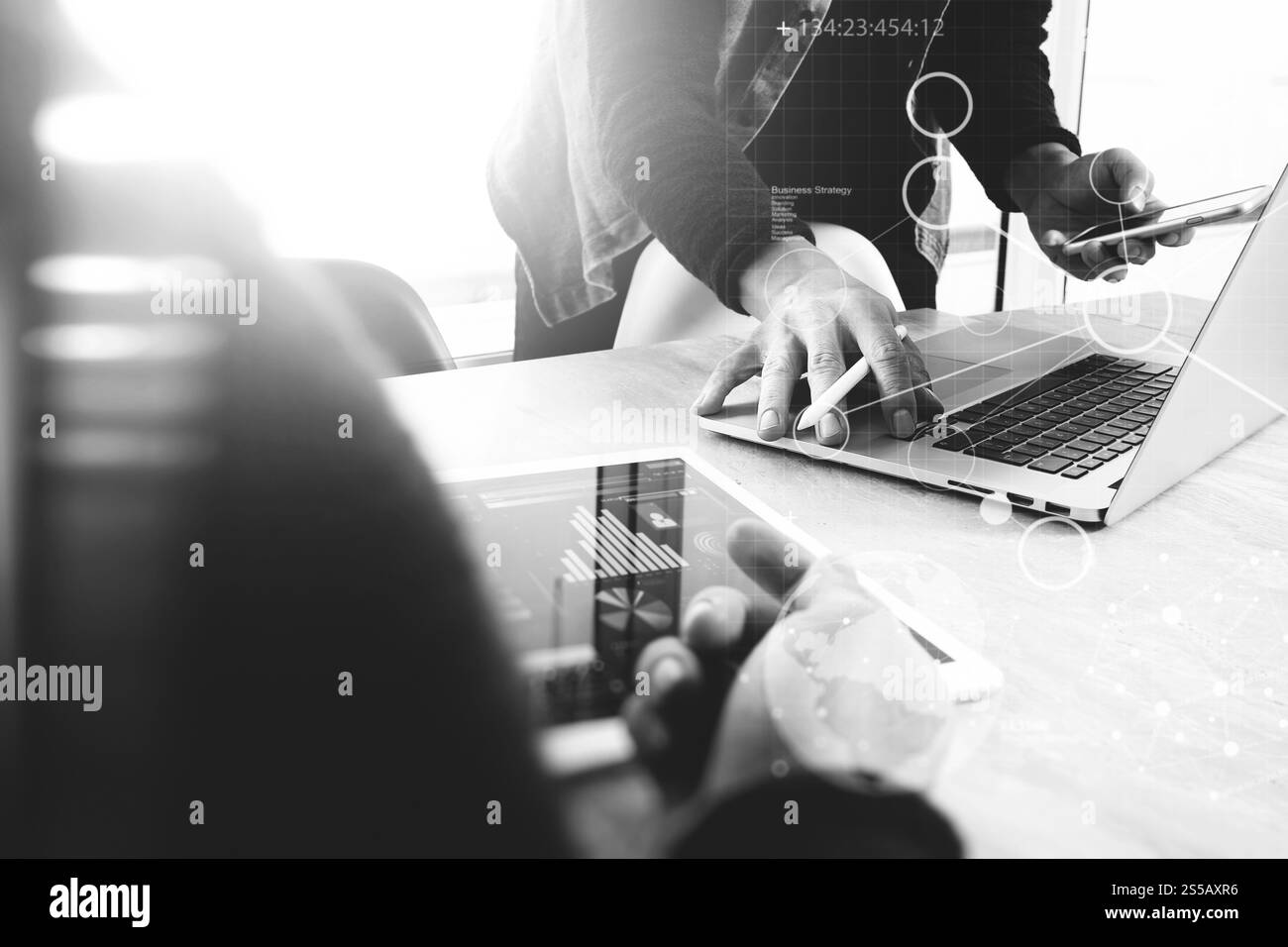 Riunione del team aziendale presente. Investitore fotografico professionista che lavora con un nuovo progetto di startup. Riunione dei responsabili finanziari. Computer portatile tablet digitale Foto Stock