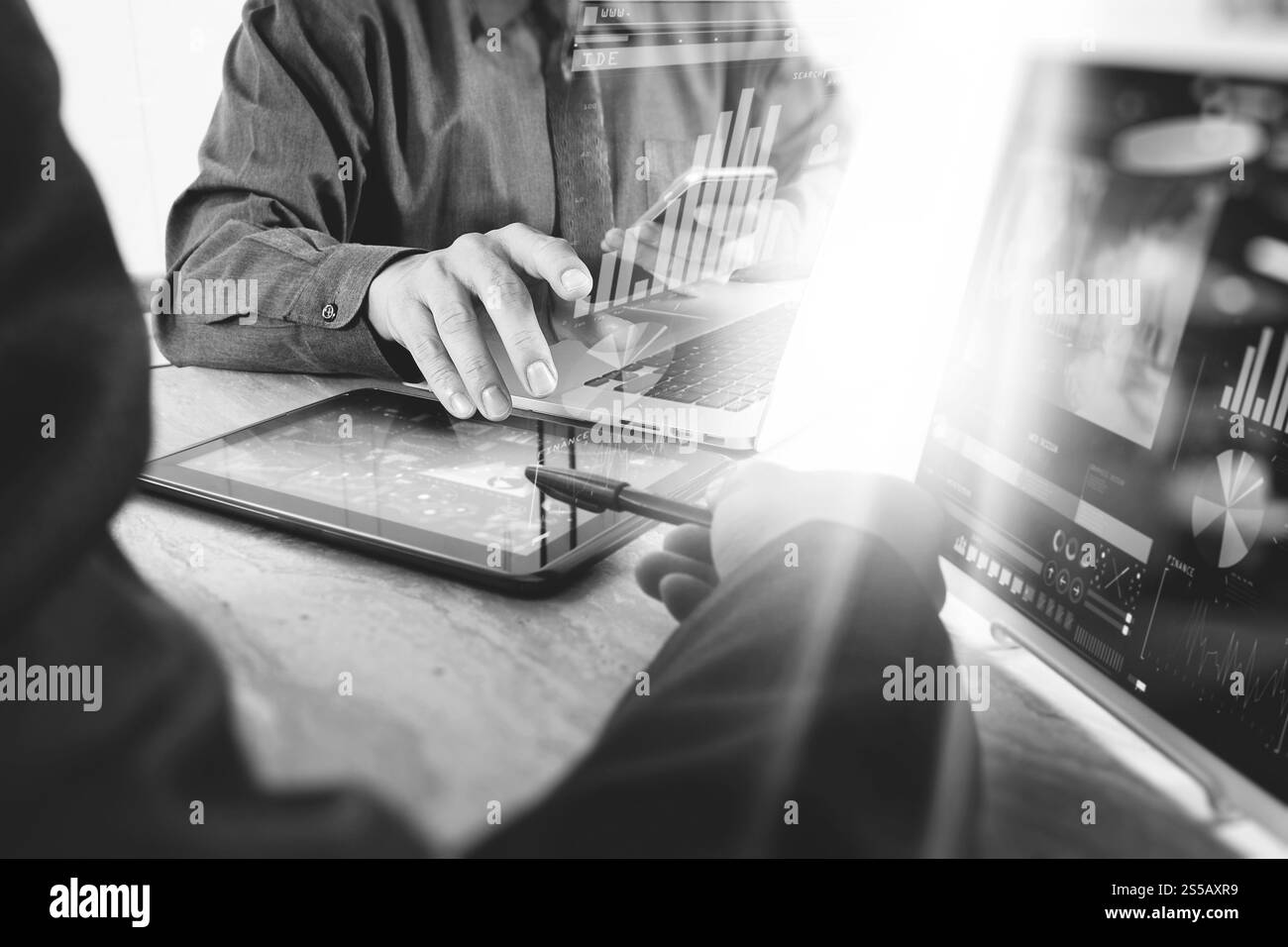 Riunione del team aziendale presente. Investitore fotografico professionista che lavora con un nuovo progetto di startup. Riunione dei responsabili finanziari. Computer portatile tablet digitale Foto Stock