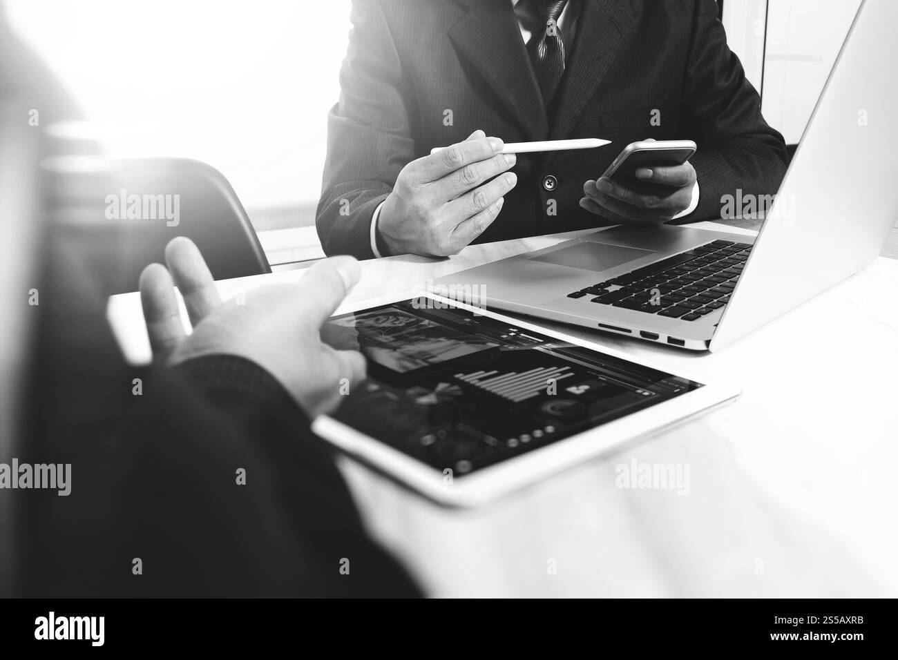 Riunione del team aziendale presente. Investitore fotografico professionista che lavora con un nuovo progetto di startup. Riunione dei responsabili finanziari. Computer portatile tablet digitale Foto Stock