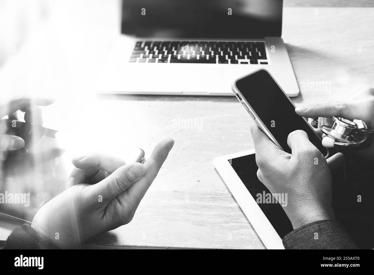 La tecnologia medica team di rete concept. Medico della lavorazione manuale con smart phone moderna tavoletta digitale e computer laptop con medico interfaccia grafico, Foto Stock