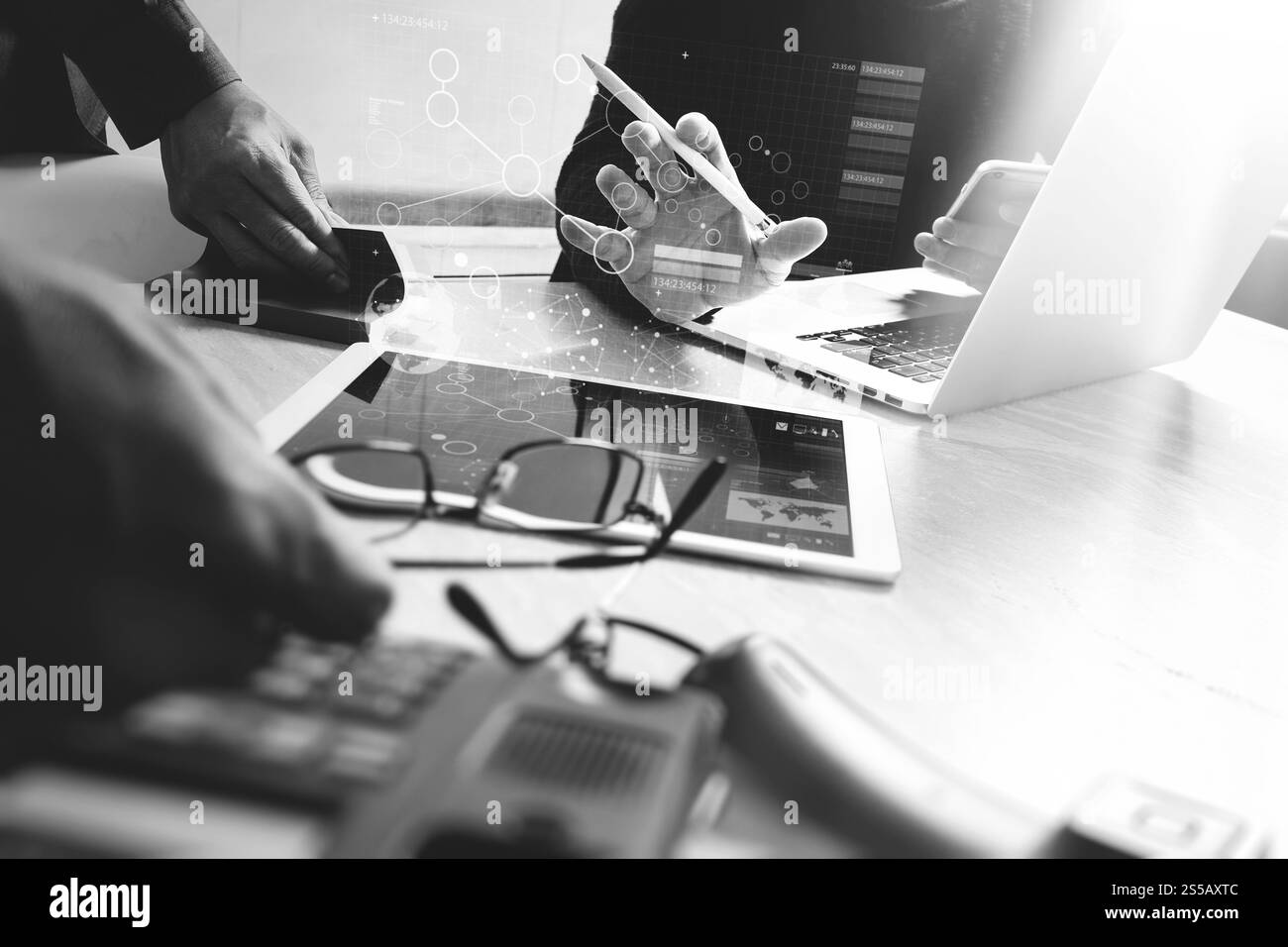 Riunione del team aziendale presente. Investitore fotografico professionista che lavora con un nuovo progetto di startup. Riunione dei responsabili finanziari. Computer portatile tablet digitale Foto Stock