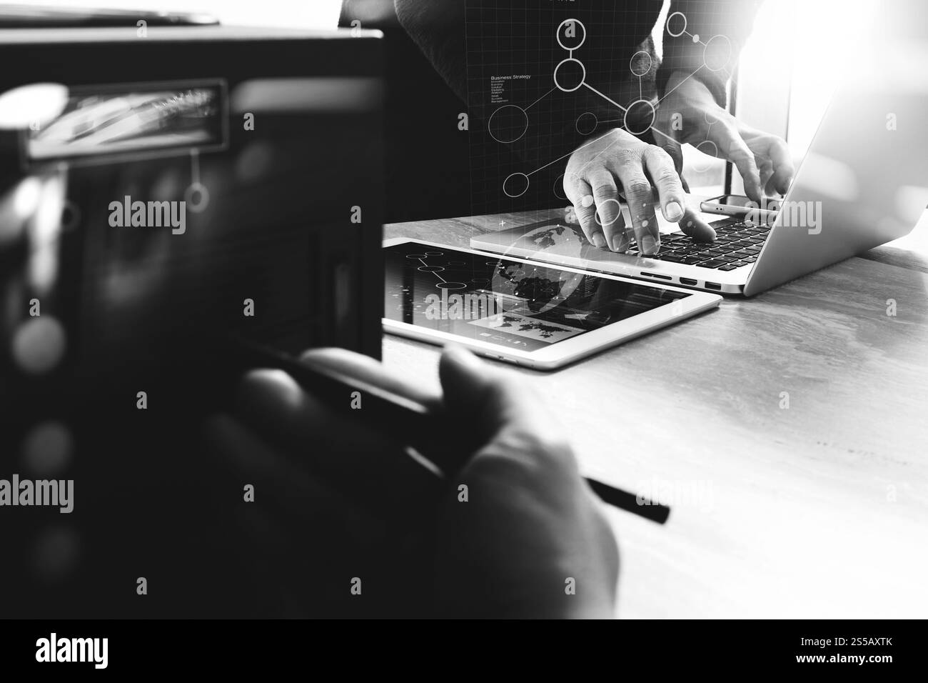 Riunione del team aziendale presente. Investitore fotografico professionista che lavora con un nuovo progetto di startup. Riunione dei responsabili finanziari. Computer portatile tablet digitale Foto Stock