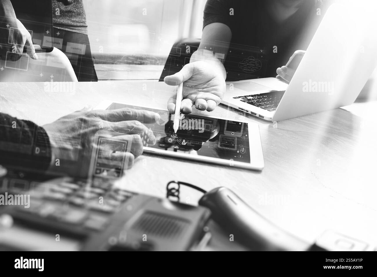 Riunione del team aziendale presente. Investitore fotografico professionista che lavora con un nuovo progetto di startup. Riunione dei responsabili finanziari. Computer portatile tablet digitale Foto Stock