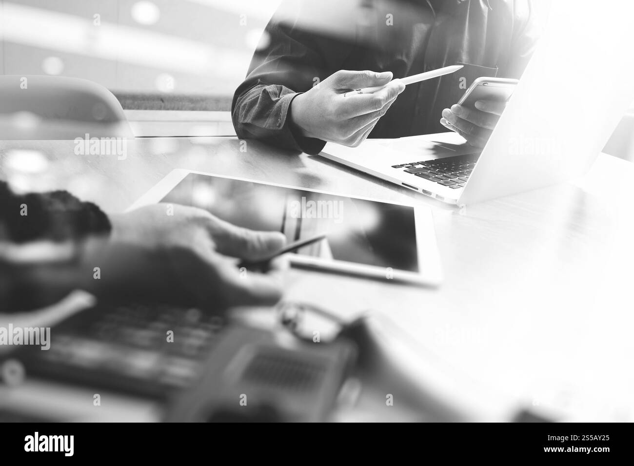 Riunione del team aziendale presente. Investitore fotografico professionista che lavora con un nuovo progetto di startup. Riunione dei responsabili finanziari. Computer portatile tablet digitale Foto Stock