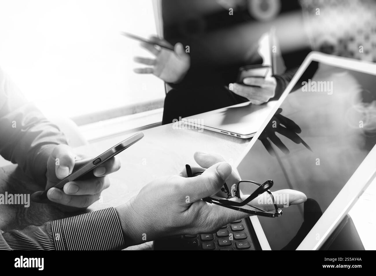 Riunione del team aziendale presente. Investitore fotografico professionista che lavora con un nuovo progetto di startup. Riunione dei responsabili finanziari. Computer portatile tablet digitale Foto Stock