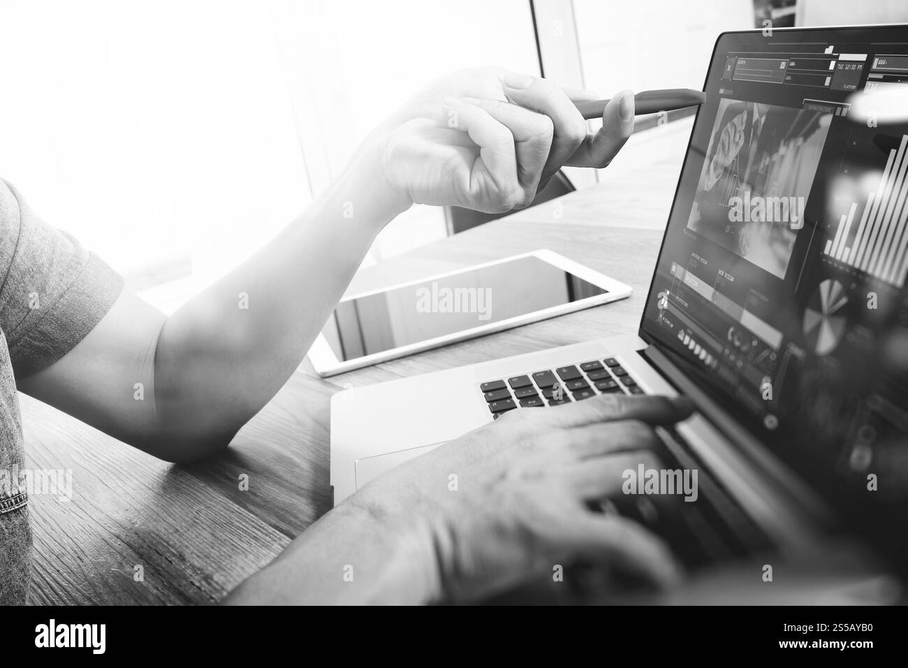 Riunione del team aziendale presente. Investitore fotografico professionista che lavora con un nuovo progetto di startup. Riunione dei responsabili finanziari. Computer portatile tablet digitale Foto Stock