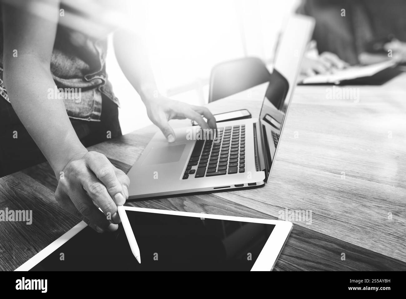 Riunione del team aziendale presente. Investitore fotografico professionista che lavora con un nuovo progetto di startup. Riunione dei responsabili finanziari. Computer portatile tablet digitale Foto Stock